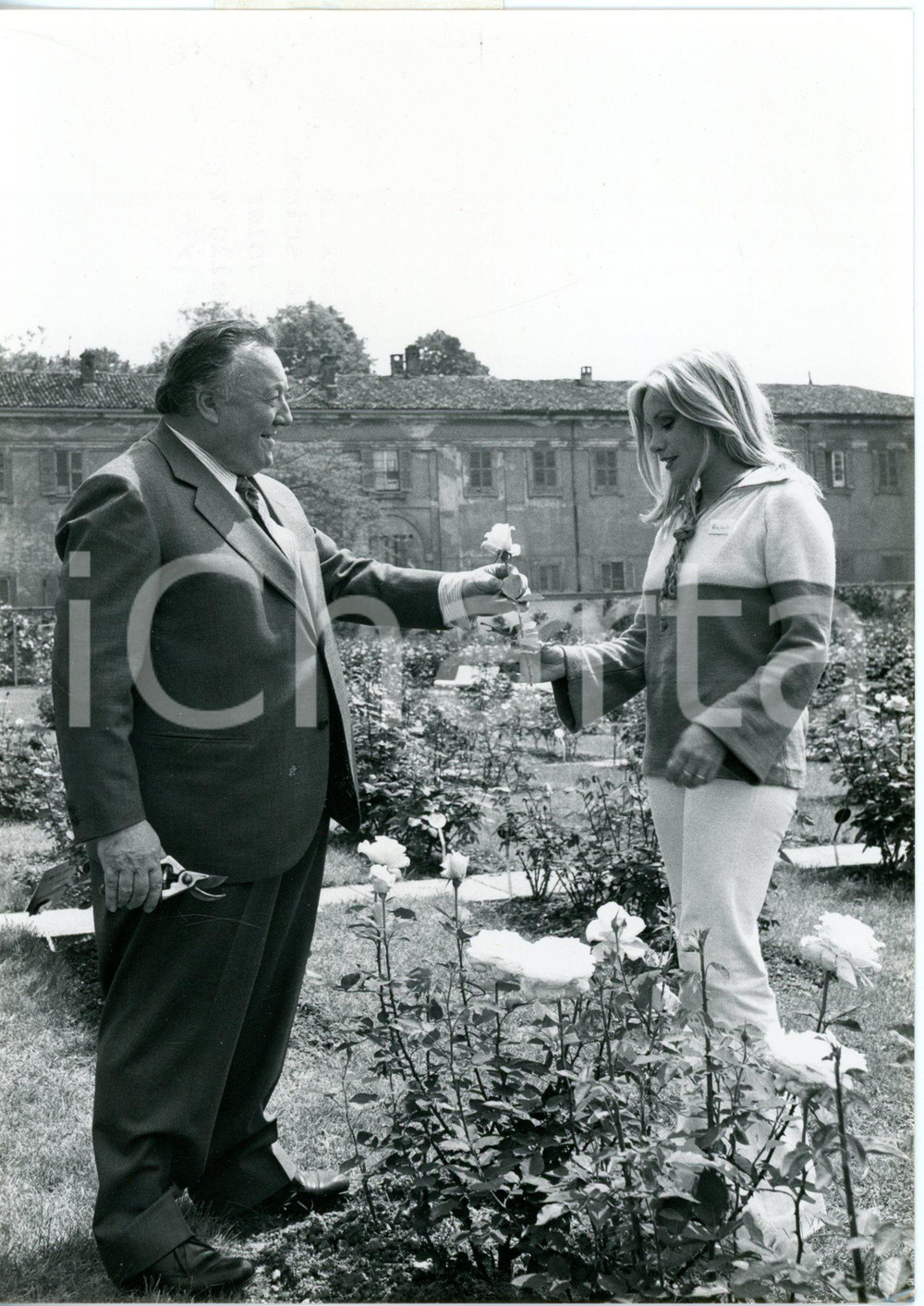 1977 MONZA Villa Reale - Eden FUMAGALLI regala rosa a Maria Giovanna ELMI