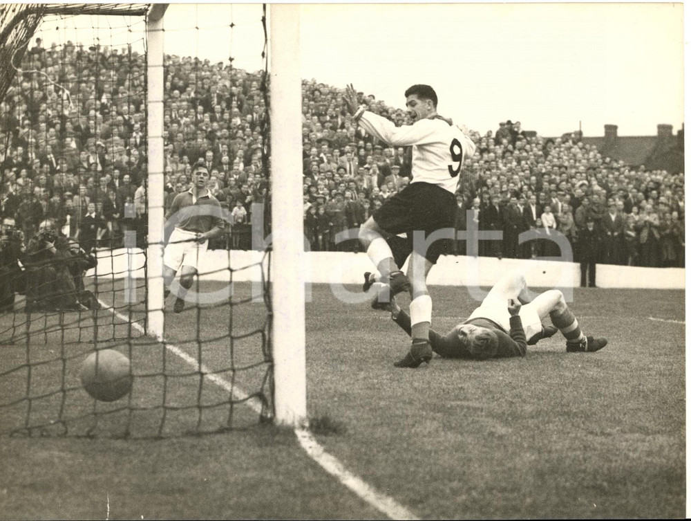 1953 LONDON FOOTBALL - CHARLTON vs SUNDERLAND Trevor FORD jumps over Sam BARTRAM