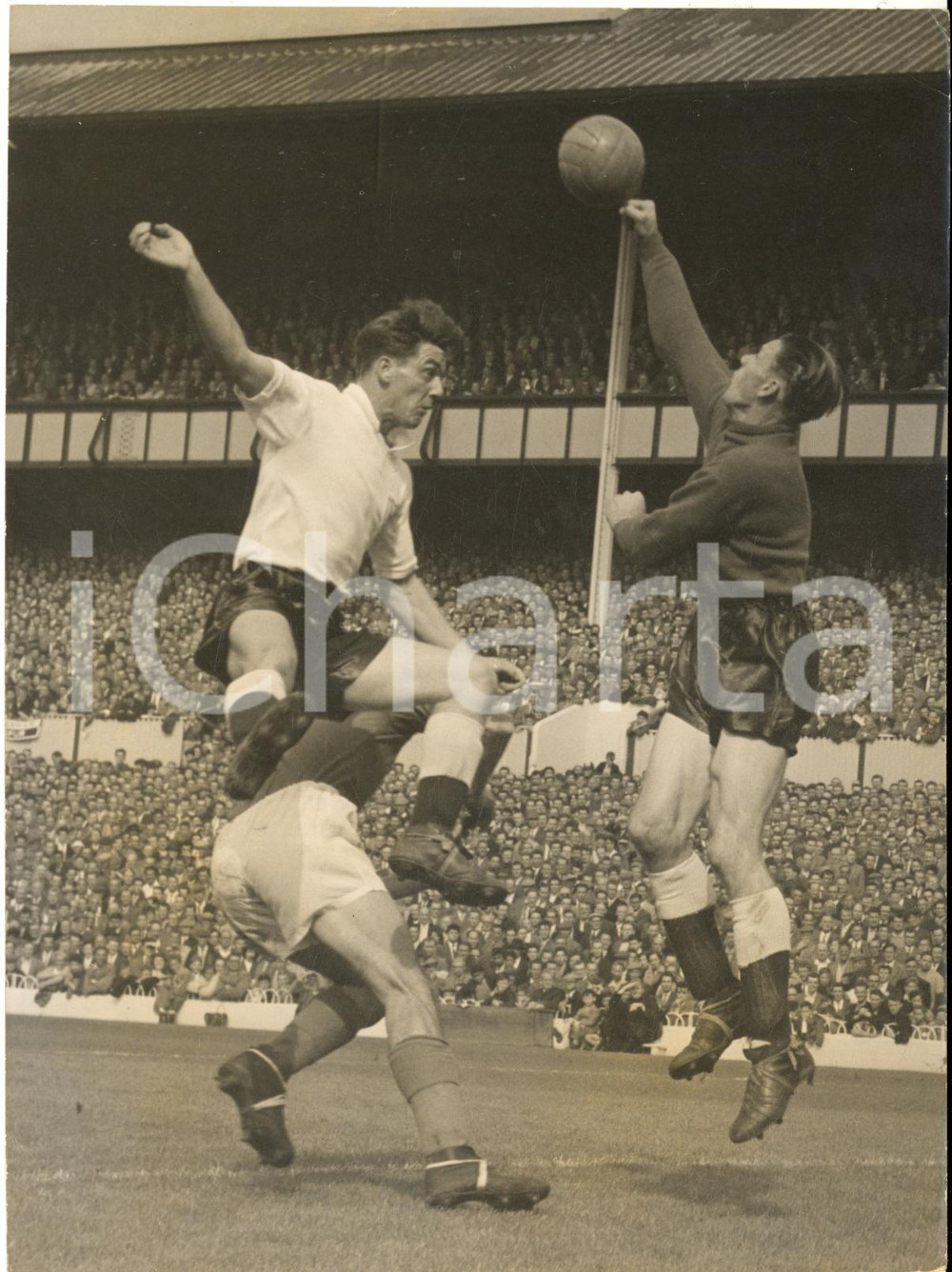 1958 LONDON FOOTBALL - TOTTENHAM vs BLACKPOOL - Ted DITCHBURN hits the ball out