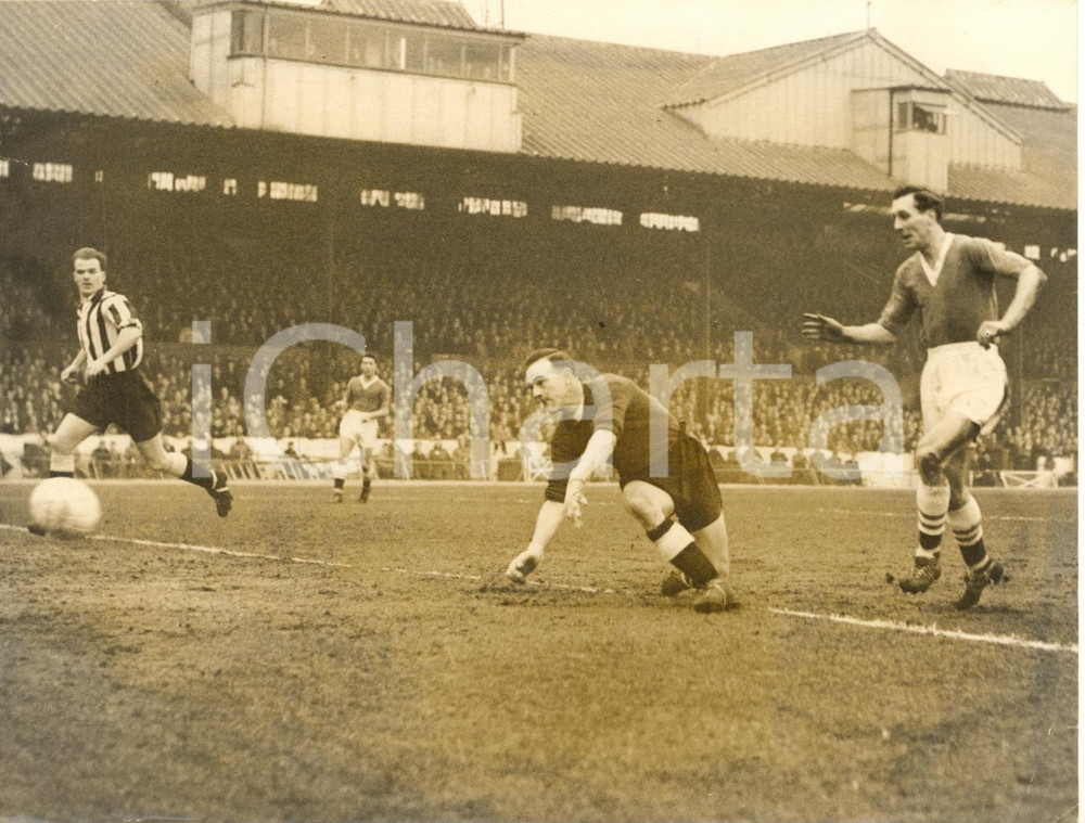1958 LONDON FOOTBALL - CHELSEA-NEWCASTLE - Jim LEWIS scores *DAMAGED photo