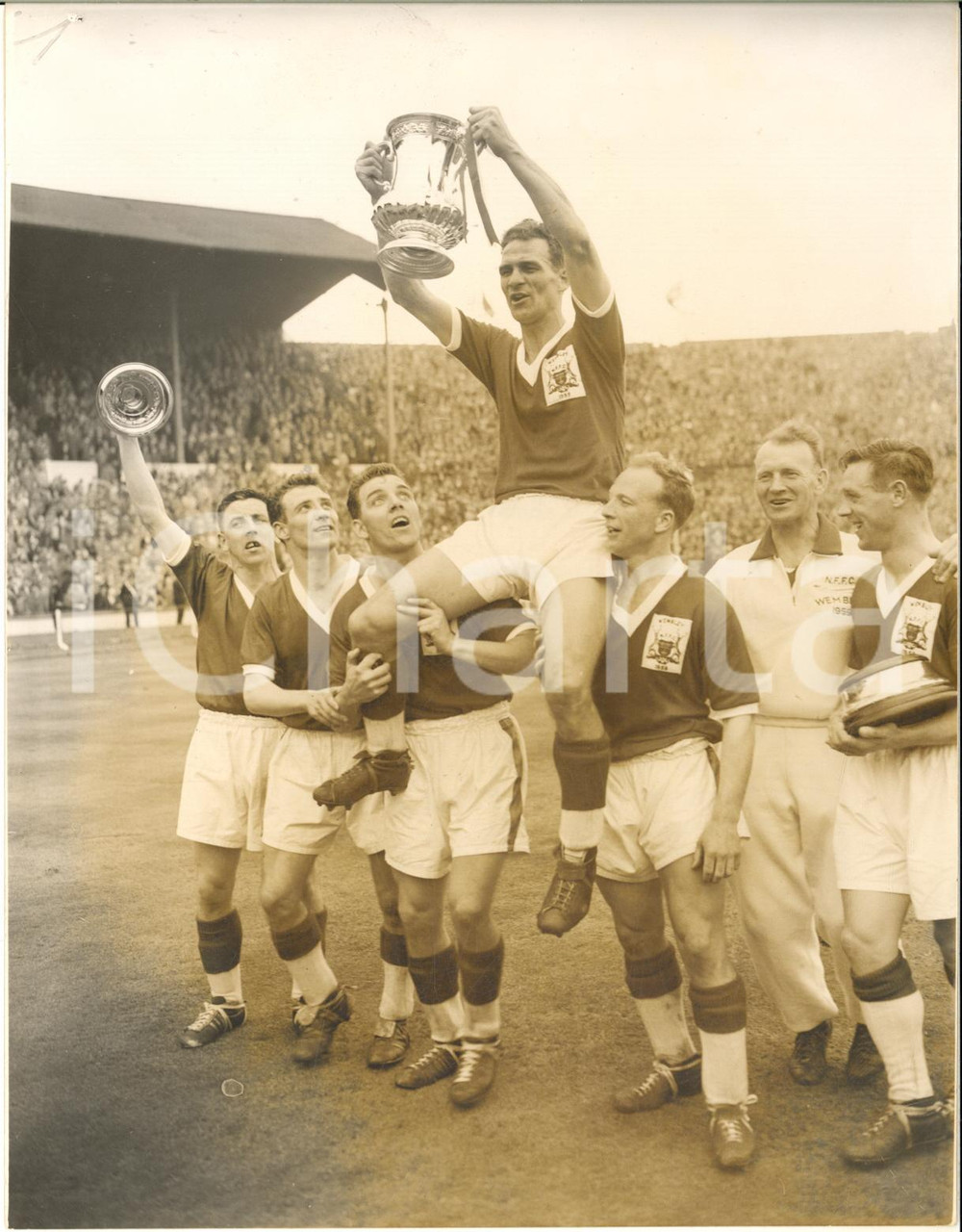 1959 LONDON NOTTINGHAM FOREST players shoulder Jack BURKITT with F.A. Cup