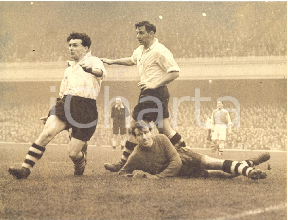 1953 LONDON FOOTBALL - ARSENAL vs BURNLEY - Roy STEPHENSON helps Tommy THOMPSON