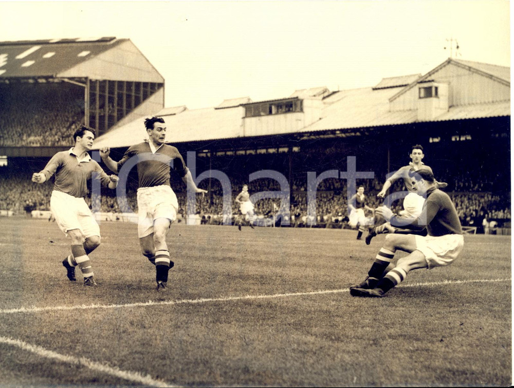 1953 LONDON FOOTBALL - CHELSEA-CHARLTON 3-1 - Stuart LEARY scores *Photo 20x15