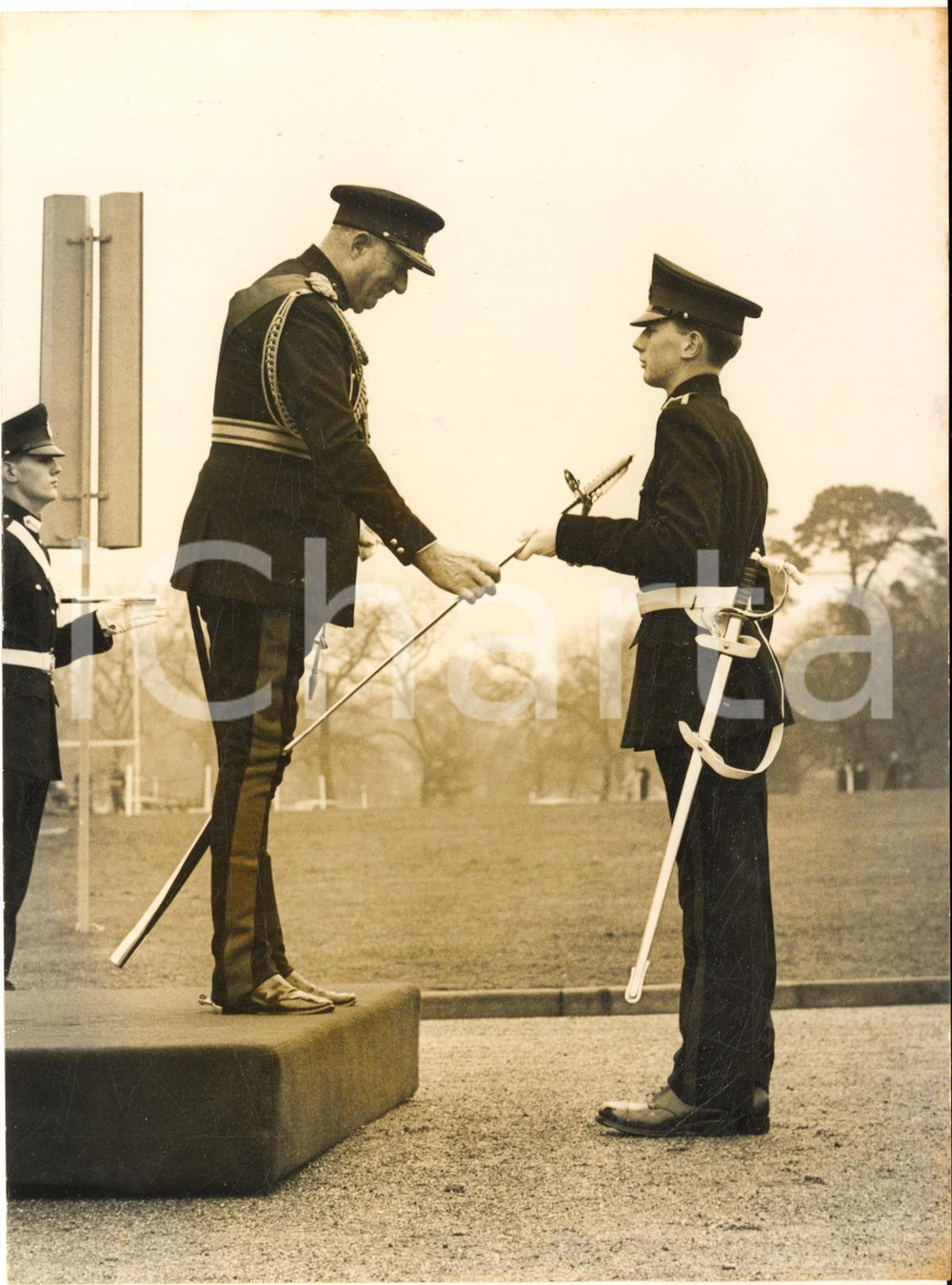 1958 SANDHURST - RMAS - General sir Francis FESTING presents the Sword of Honour