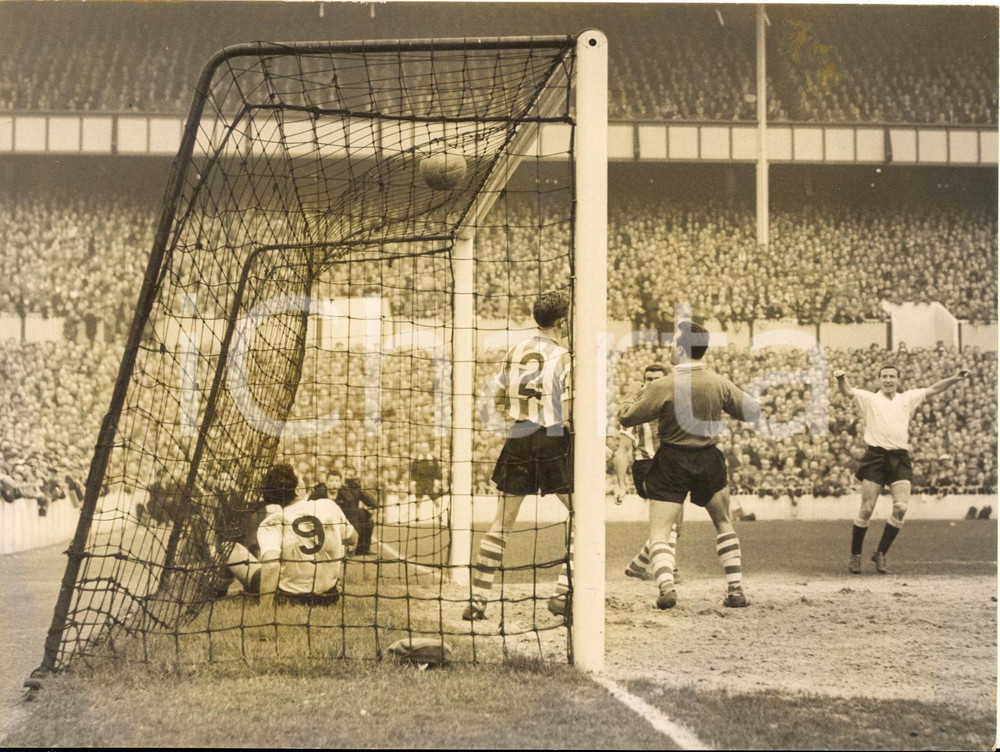1960 LONDON FOOTBALL - TOTTENHAM v SHEFFIELD - Cliff JONES gets second goal