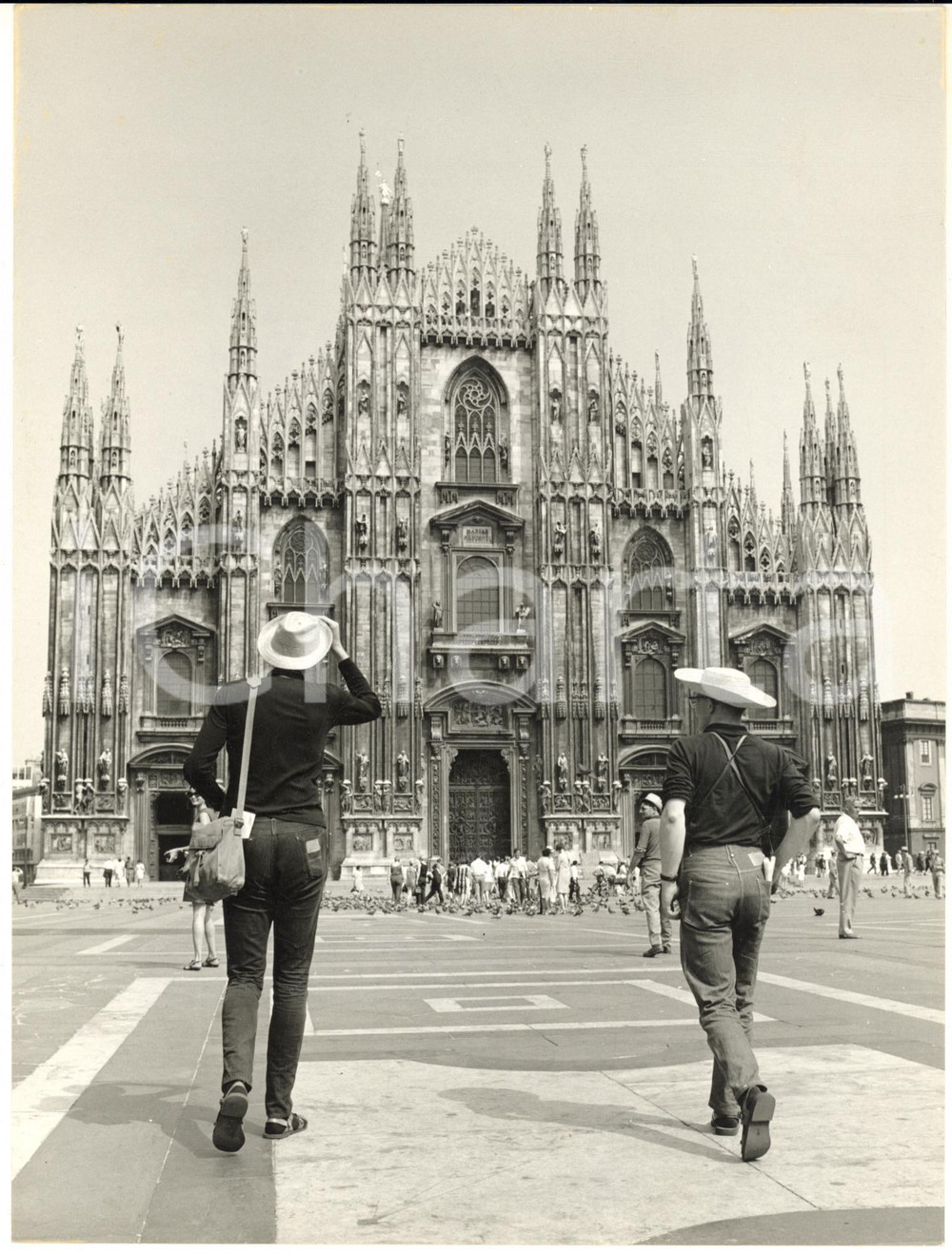 Agosto 1967 MILANO Piazza DUOMO - Turisti stranieri in visita *Foto ARTISTICA