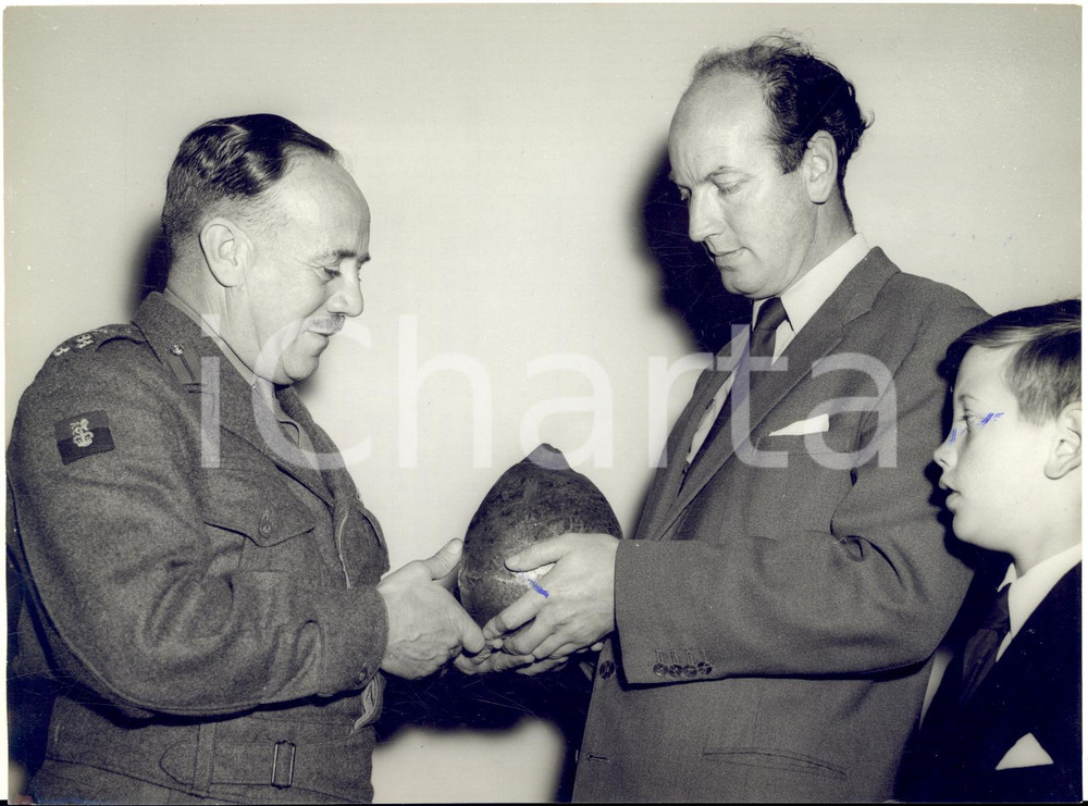 1958 DONNINGTON Brigadier C.  J. KINNA shows a part of a Russian cannon *Photo