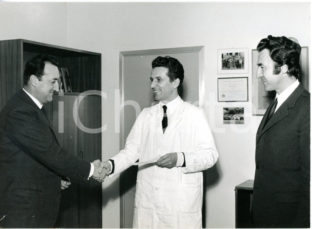 1968 MILANO Alessandro TISSONI consegna contributo a Silvio GARATTINI *Foto