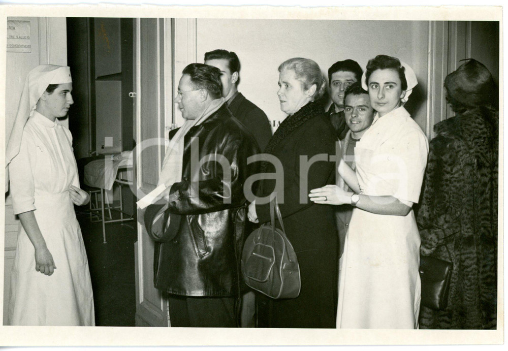 1955 TORINO Donatori di pelle in coda per un bambino ustionato - Foto 18x12
