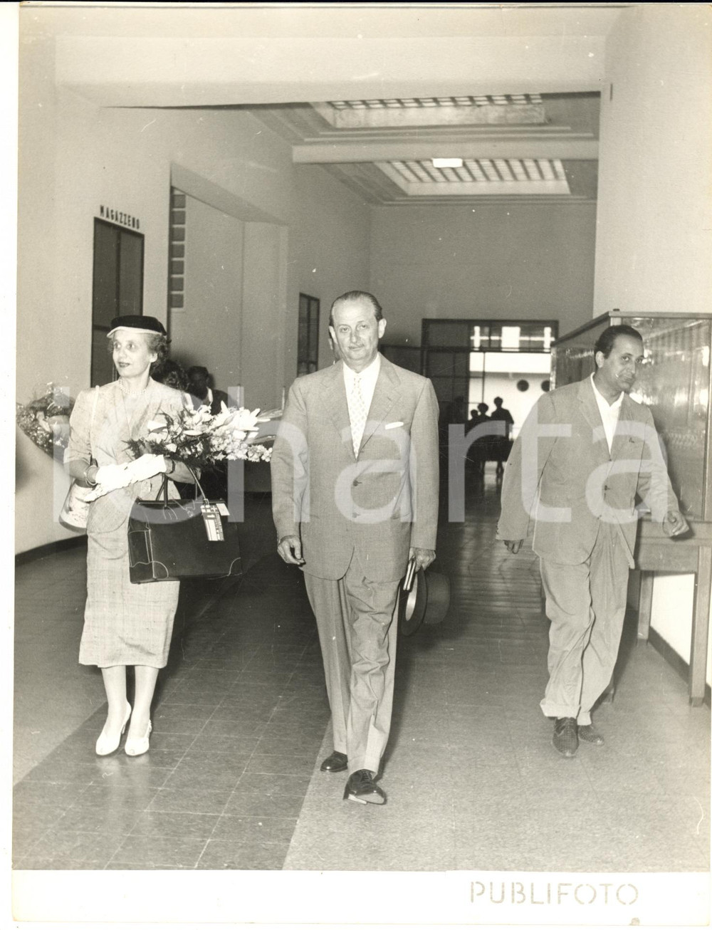1954 GENOVA Passeggeri tornano dal viaggio inaugurale T/N "Cristoforo Colombo"
