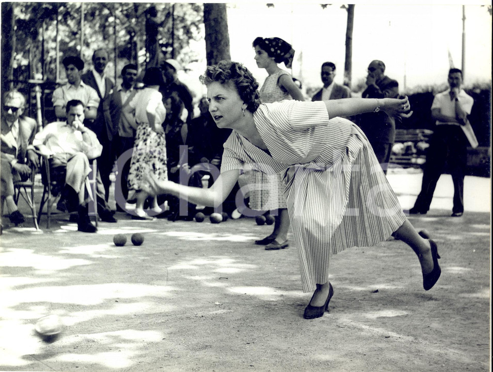 1955 GENOVA Campo ZERBINO Coppa SAN PIETRO di BOCCE Femminile - DELLA CASA (1) Fotografia d'epoca, con didascalia coeva al verso.La giocatrice in gara &egrave; la figlia di Adolfo Della Casa, presidente U.B.I. CONDIZIONI: POOR (piegatura al lato inferiore, con sovraimpressione circolare; difetti di stampa)FORMATO: 24x18 cm    originale e autentica 1