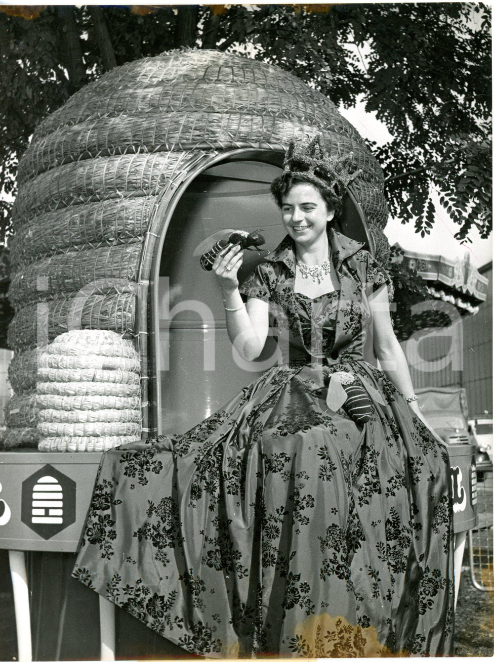 1953 BERLIN - "Heath-Queen 1953" at German Industrial Exhibition - Photo 15x20