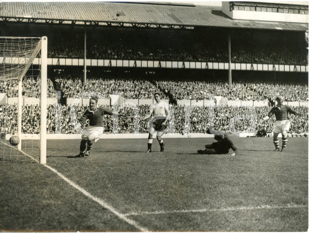 1955 LONDON FOOTBALL Tottenham-Charlton Athletic - Jimmy GAULD scoring a goal
