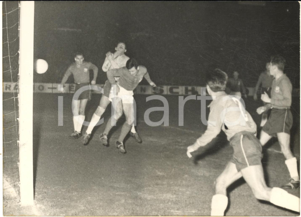 1960 PARIS FOOTBALL FRANCE-CHILI 6-0 Pierre GRILLET marque le 3ème but *Photo