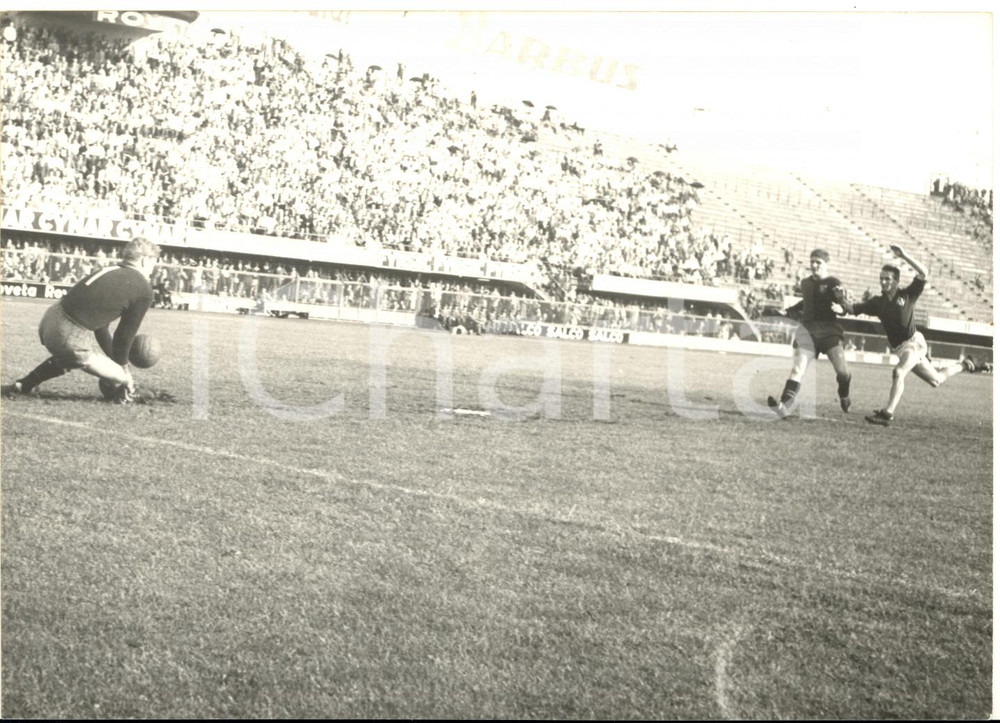 1960 CALCIO FIORENTINA-GENOA Lorenzo PICCOLI tenta parata su tiro Kurt HAMRIN