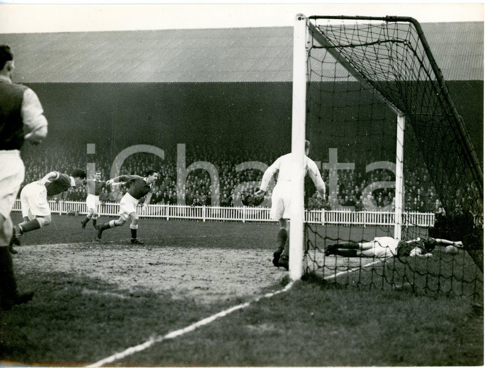 1953 LONDON - FOOTBALL FA CUP Leyton Orient-Weymouth - Billy REES scoring a goal