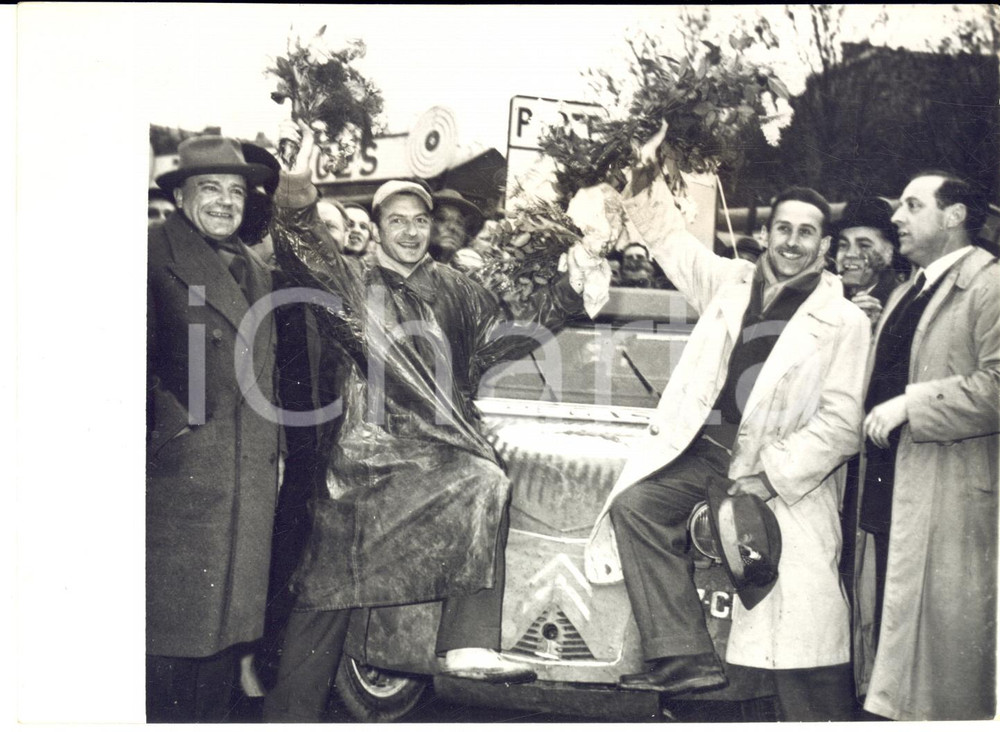 1954 PARIS Jacques DUVEY Michel BERNIER con la 2CV CITROEN in viaggio per Oslo