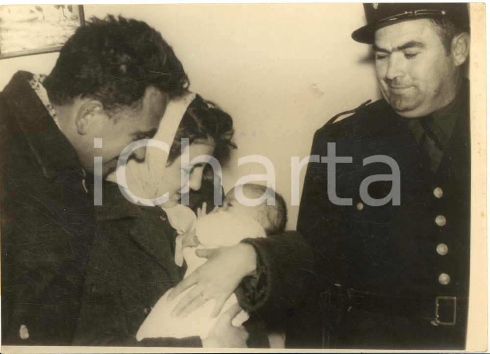 1958 TOULOUSE Famille BATAILLON retrouve la fille kidnappée à Béziers *Photo