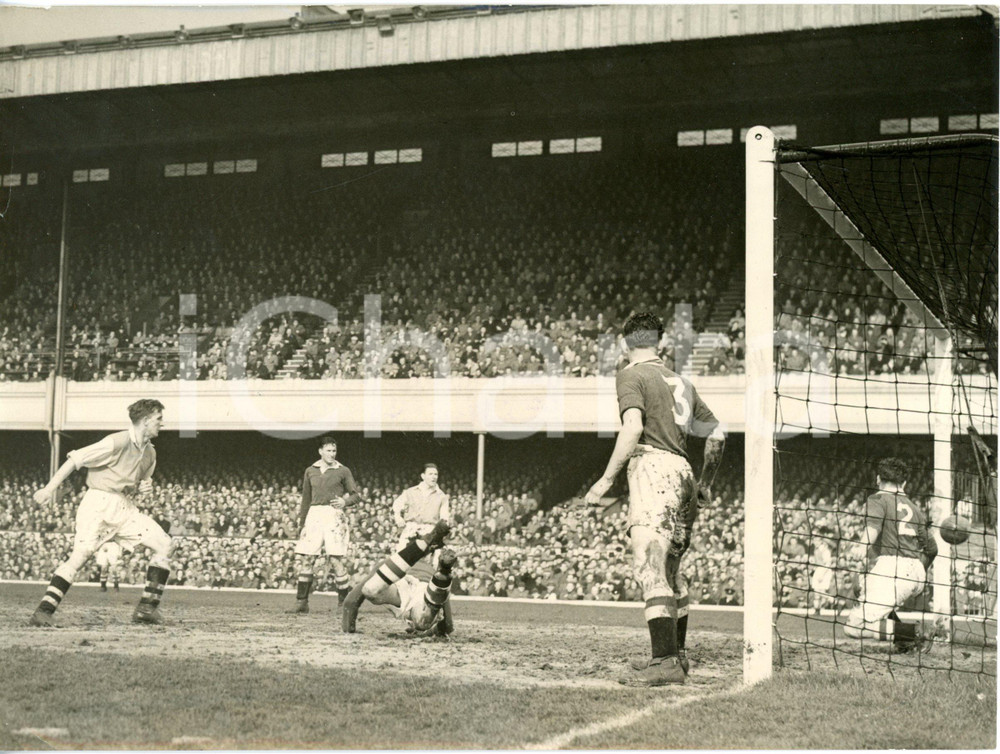 1953 LONDON FOOTBALL Arsenal-Chelsea - Jared THOMPSON beaten by Doug LISHMAN