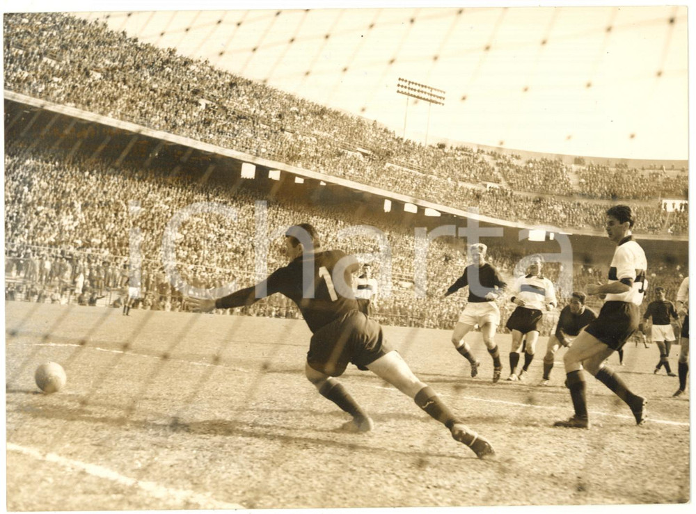 1959 MILANO - CALCIO Serie A - MILAN-ROMA 4-1 - Tiro di Arne SELMOSSON *Foto