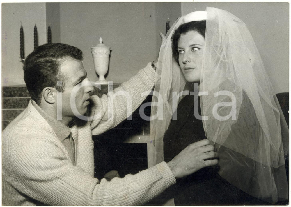 1964 FIRENZE Sandro MAZZINGHI ammira velo da sposa della fidanzata Vera MAFFEI