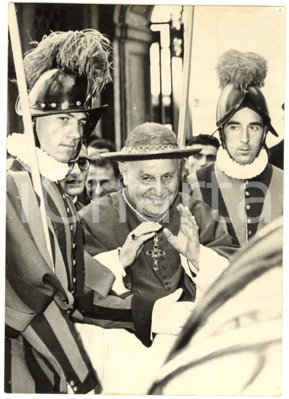 1958 VATICANO Il nuovo papa Giovanni XXIII tra le guardie svizzere - Foto 13x18
