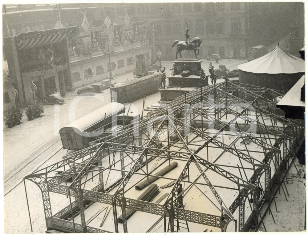 1960 ca TORINO Piazza Carlo Alberto - Preparativi del Carnevale sotto la neve