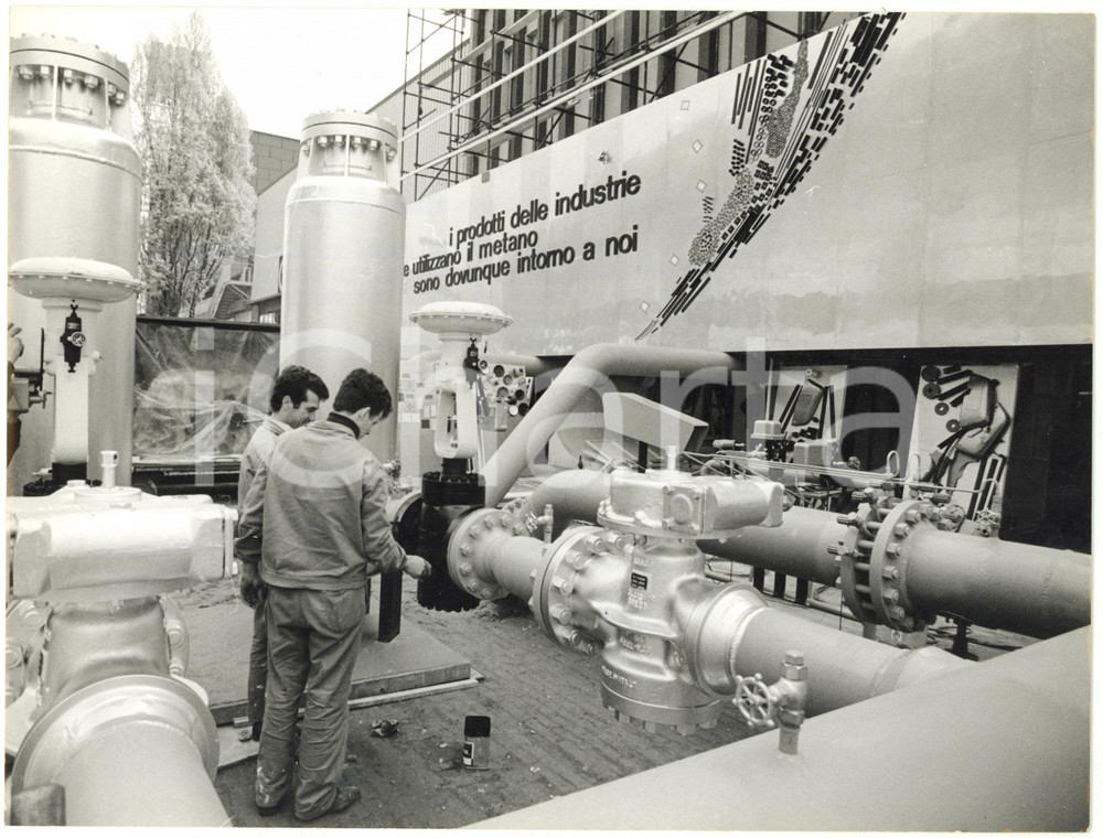1967 MILANO 45^ Fiera Campionaria - Ultimi preparativi al padiglione ENI *Foto