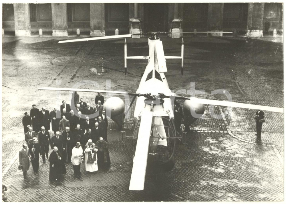 1959 ROMA Cortile di San Damaso - Papa Giovanni XXIII benedice un elicottero