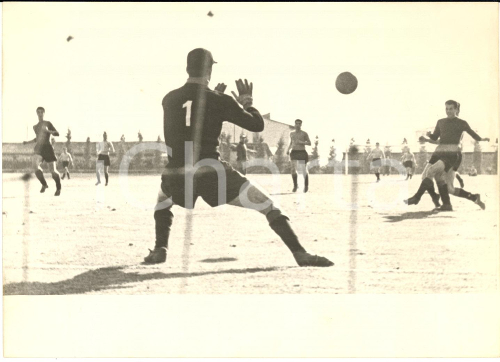 1960 ca CALCIO - Allenamento NAZIONALE - Tiro di BRIGHENTI deviato da ALBERTOSI