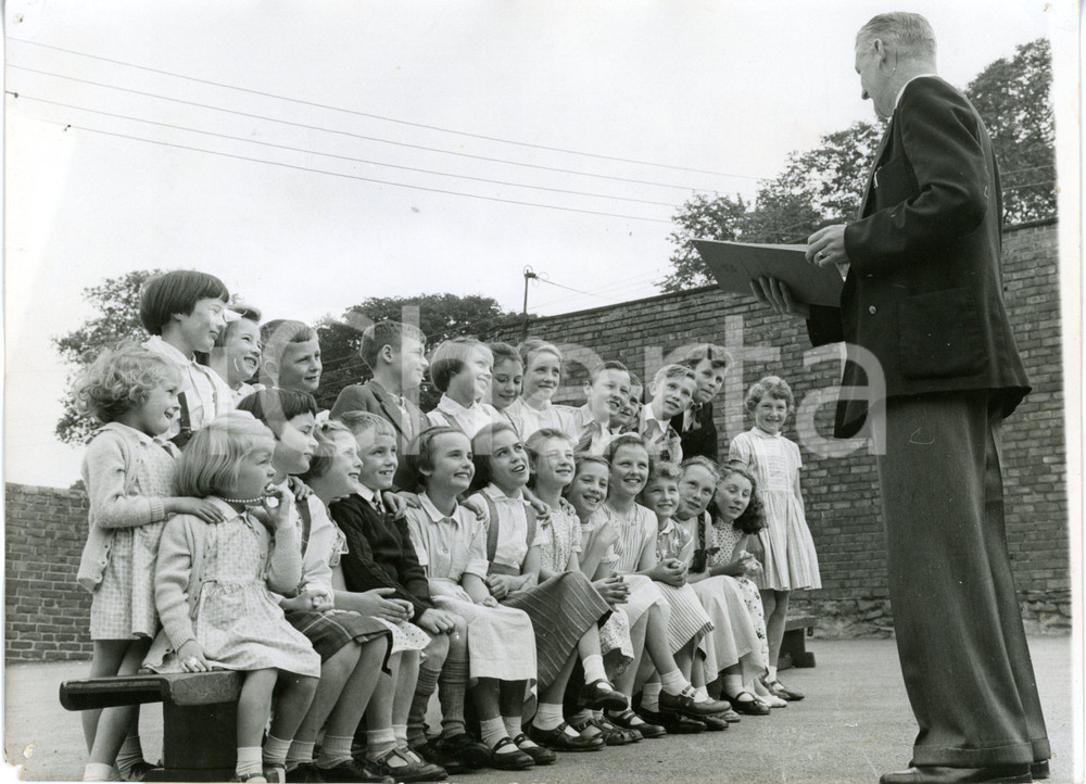 1959 WHICKHAM COUNTY SCHOOL Frederick KEMPTON's class during an open-air lesson