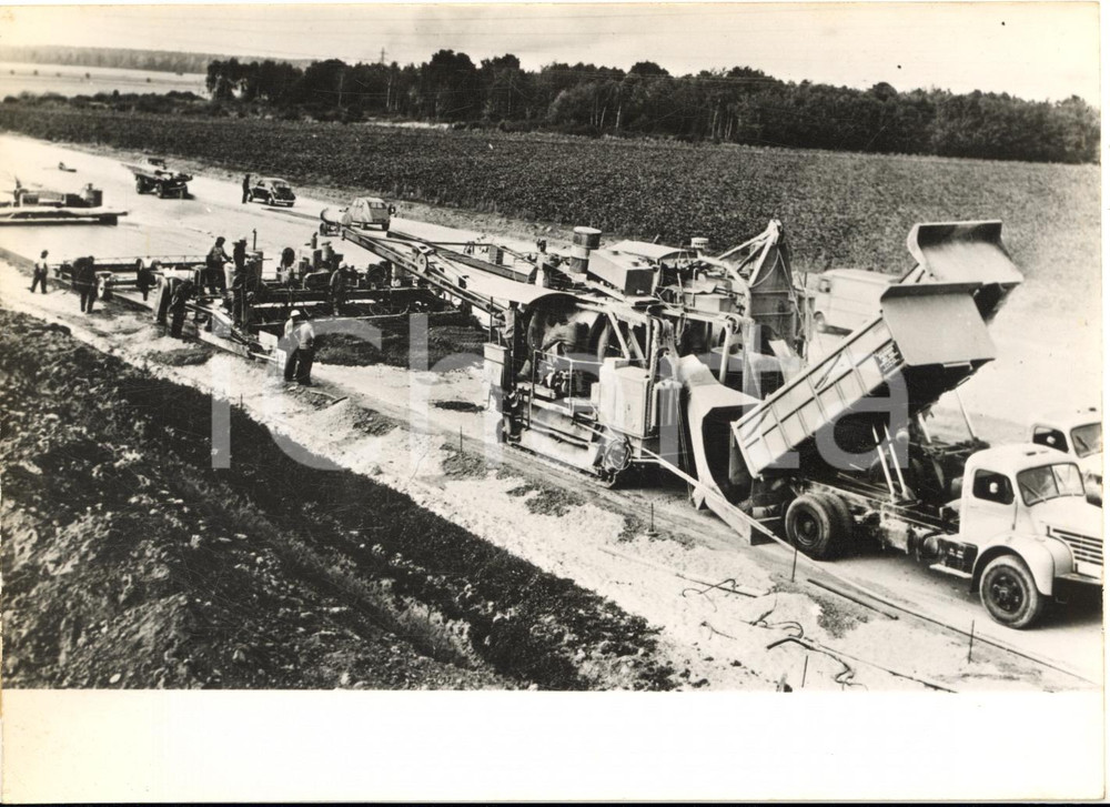 1963 PARIS Machine à coffrages glissant sur le chantier de l'autoroute - Photo