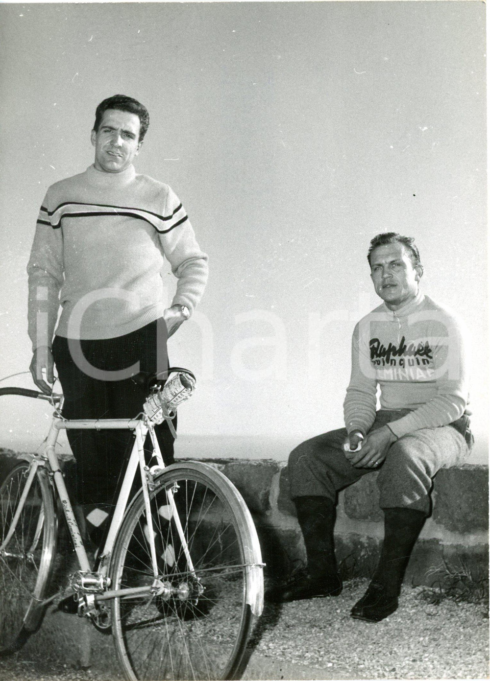 1959 SAINT-RAPHAEL - CICLISMO Allenamento di Roger RIVIERE e René FOURNIER *Foto  Fotografia d'epoca con didascalia dattiloscritta coeva. CONDIZIONI: FAIR (difetti di stampa) FORMATO: 13x18 cm     originale e autentica 1
