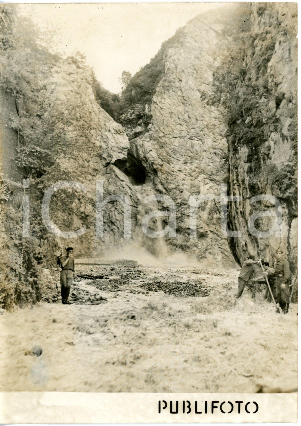1953 ALLUVIONE DI MARONE - Vigili del fuoco durante le operazioni di sgombero