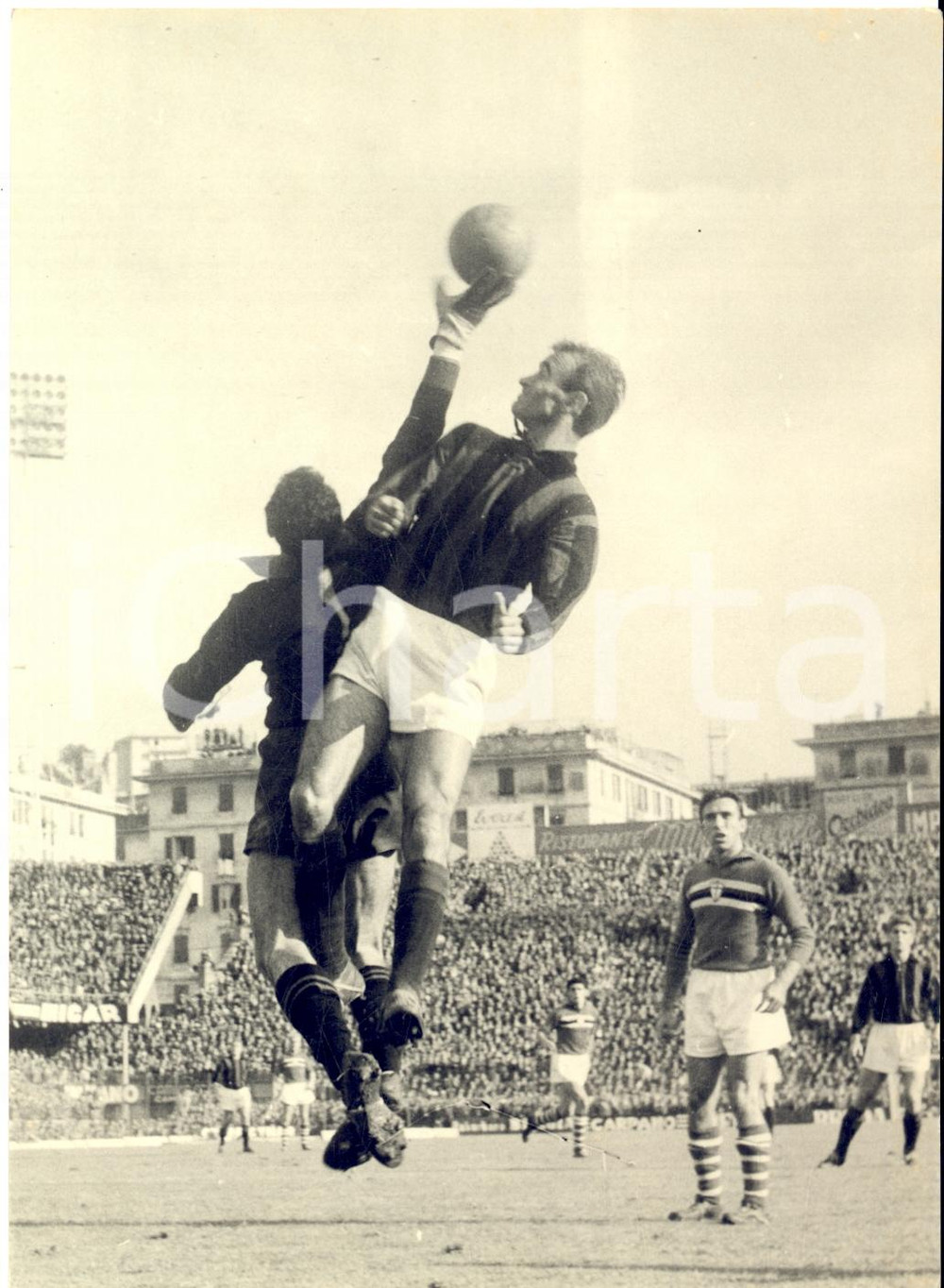 1960 CALCIO SERIE A SAMPDORIA-MILAN 2-2  Parata di Ugo ROSIN su Carlo GALLI Foto