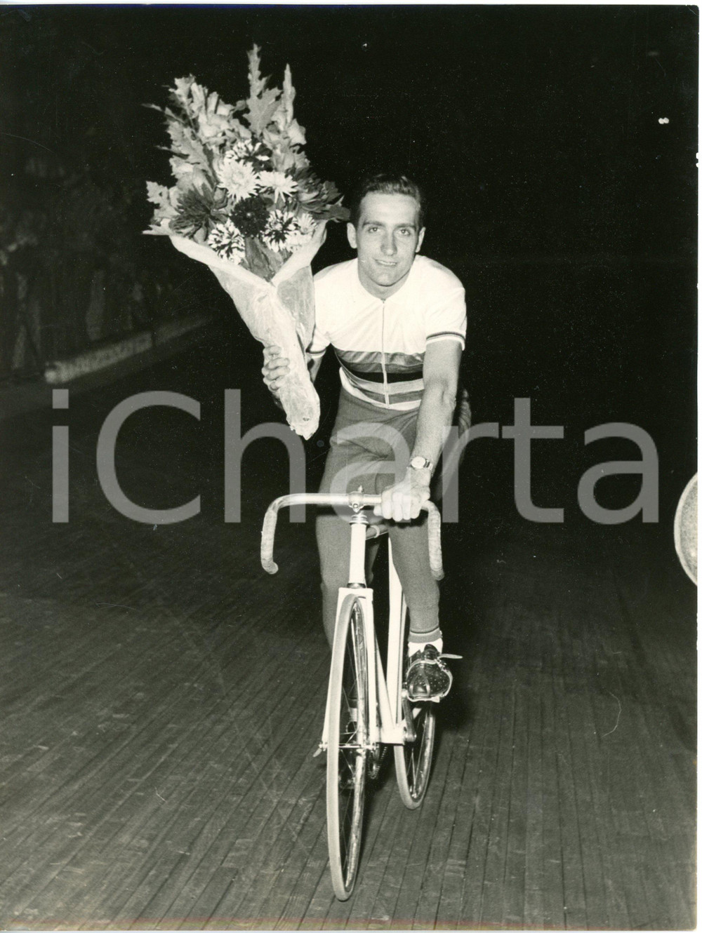 1958 MILANO VIGORELLI - CICLISMO Record dell'ora *Roger RIVIÈRE dopo la vittoria