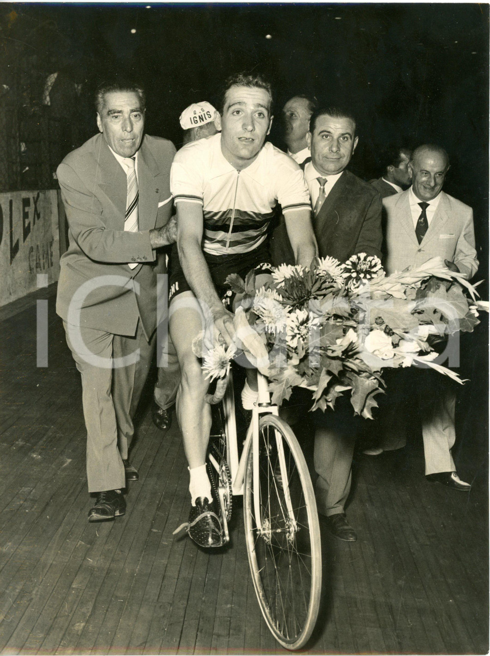 1958 MILANO CICLISMO "Record dell'ora" - Roger RIVIÈRE dopo la vittoria *Foto
