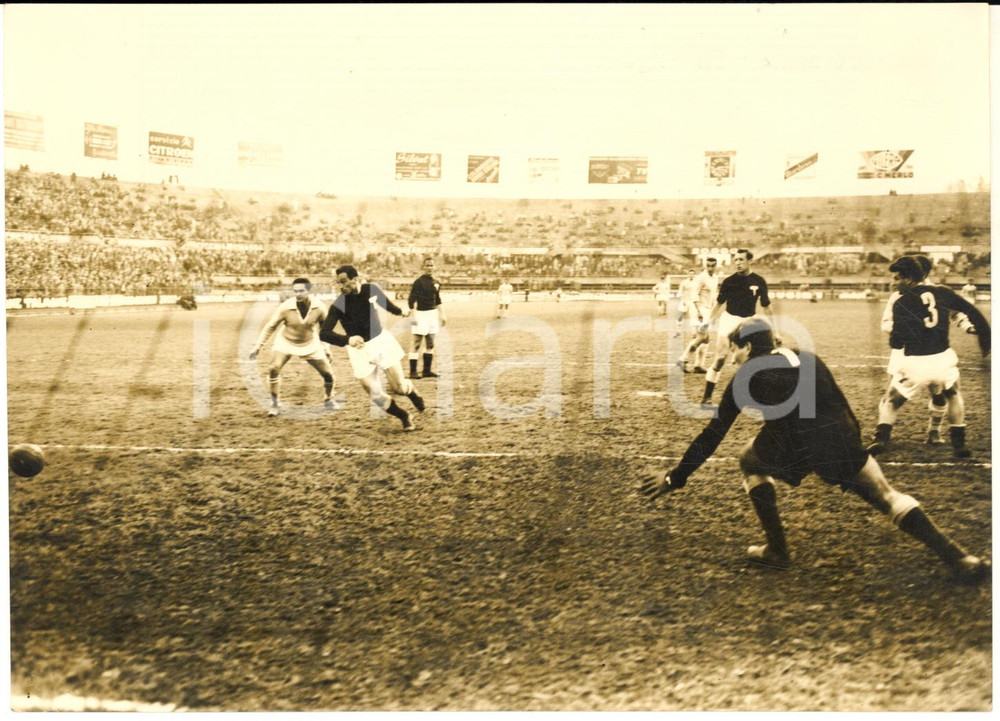 1960 ca CALCIO SERIE A TORINO-NAPOLI Enzo BEARZOT manda in angolo - Foto