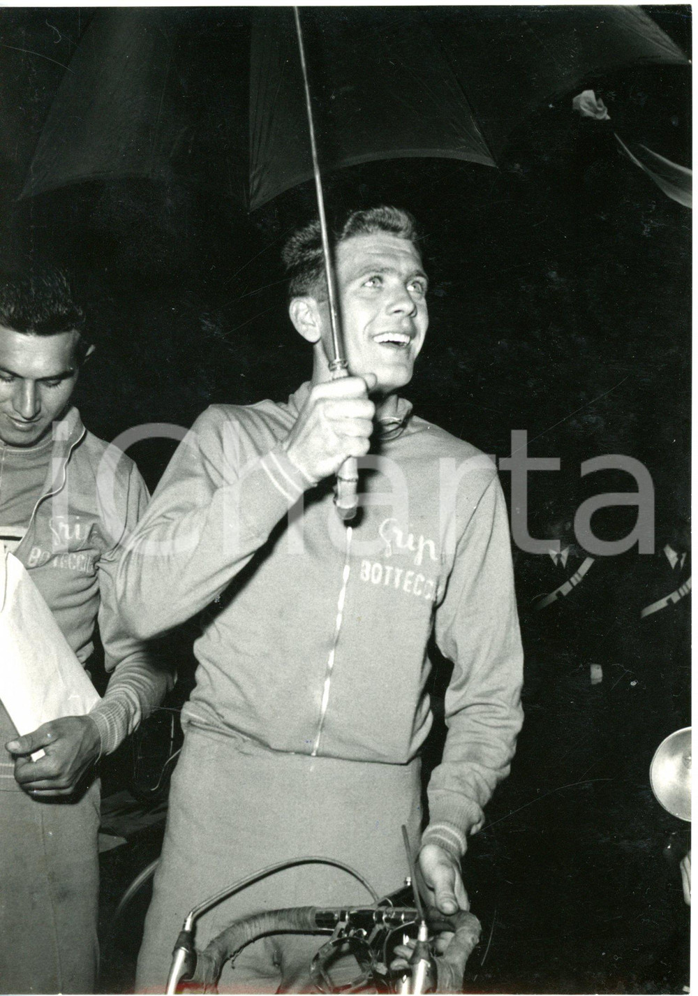 1957 MILANO - CICLISMO Giro d'Italia - Guido BONI alla punzonatura *Foto 13x18