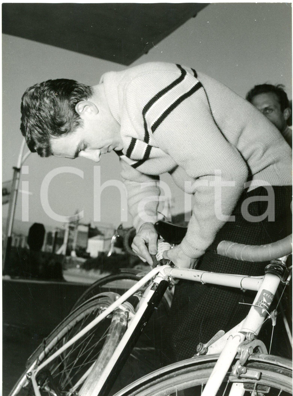 1959 SAINT-RAPHAËL - CICLISMO Roger RIVIÈRE prepara bicicletta per l'allenamento