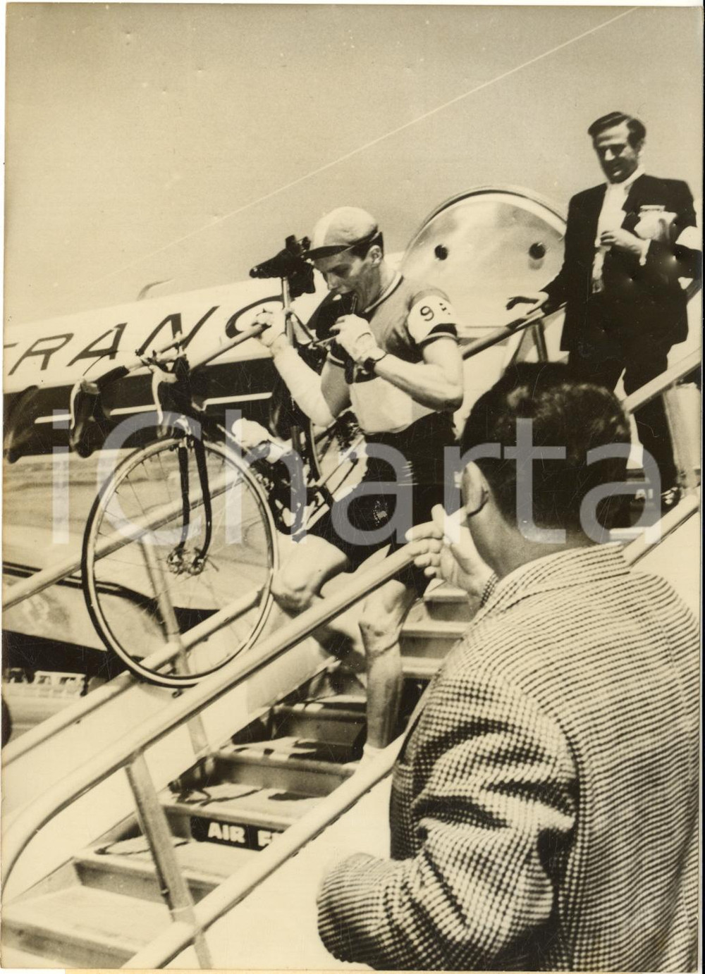 1959 PARIS - Gara PARIS-LONDRES - Concorrente FREULLET scende in bici dall'aereo