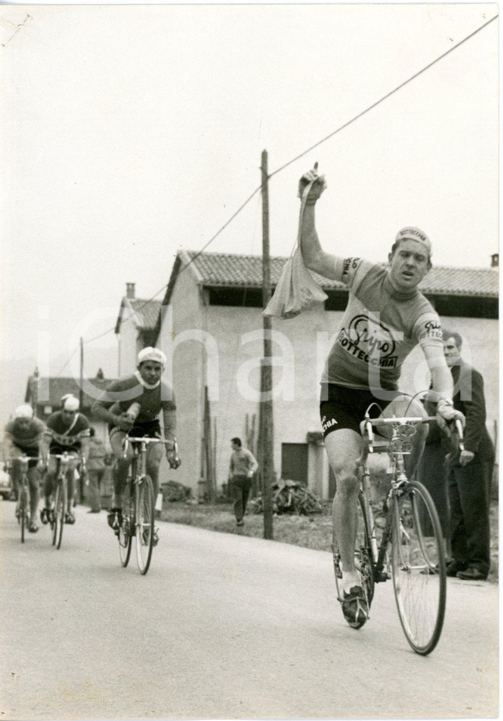 1957 CICLISMO Milano-Torino - Guido BONI durante un rifornimento *Foto 13x18 cm