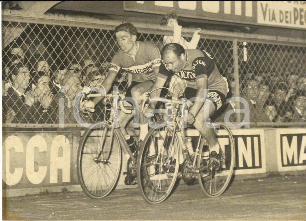 1960 CICLISMO GIRO DELLA TOSCANA Marino FONTANA e Adriano ZAMBONI al traguardo