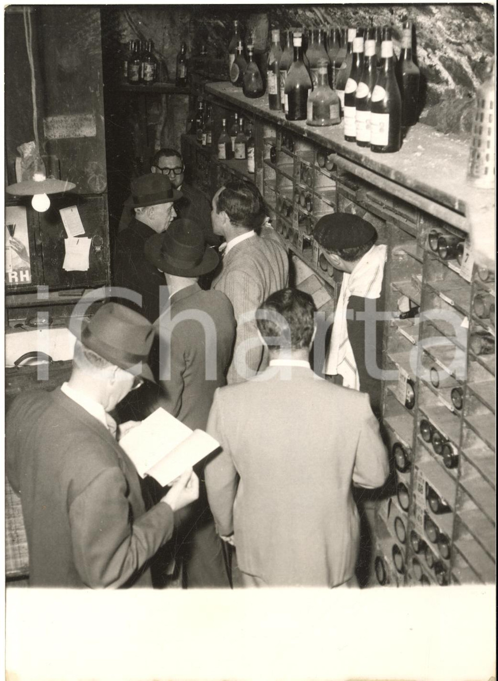 1960 ca PARIS Restaurant LARUE - Vente des bouteilles de la cave *Photo 13x18