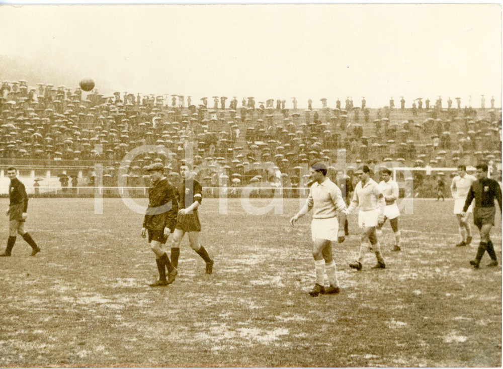 1960 ROMA CALCIO LAZIO-GENOA Partita sospesa - Squadre escono dal campo *Foto