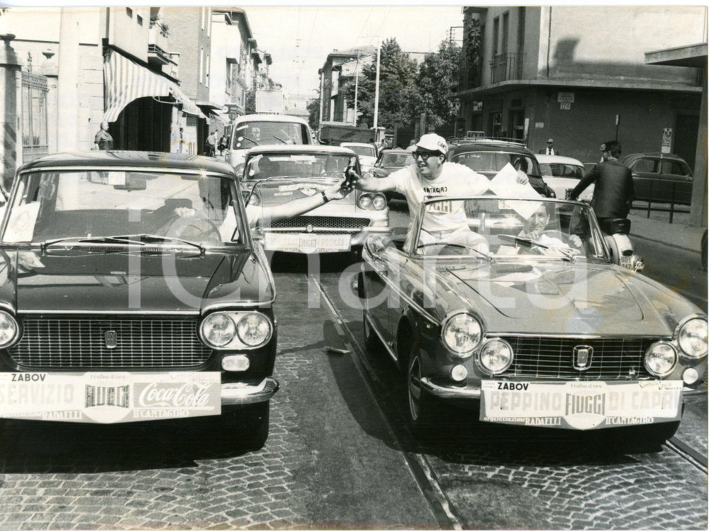 1963 CANTAGIRO Peppino DI CAPRI prende una COCA-COLA durante la corsa *Foto
