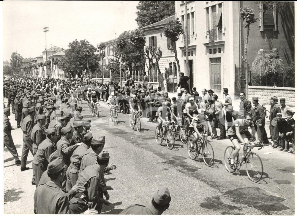 1955 ca CICLISMO GIRO D'ITALIA - Soldati tifosi al passaggio dei corridori *Foto