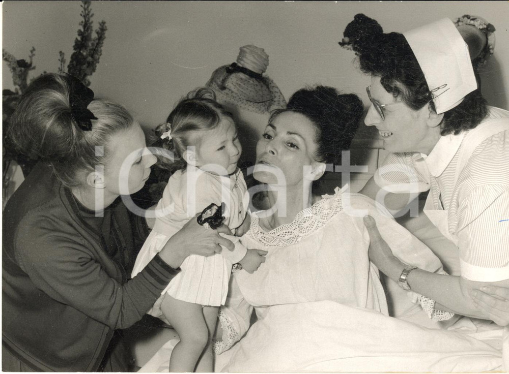 1963 PARIS Mannequin LUCKY dans une clinique - Photo 18x13 cm