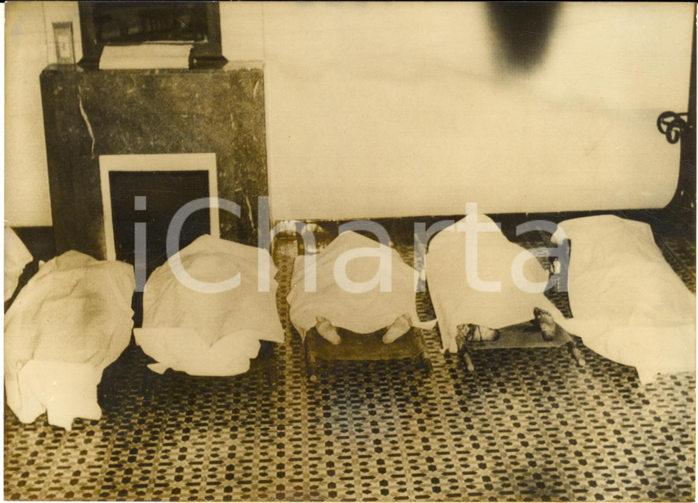 1960 TIPASA (ALGERIE) Attentat F.L.N. sur la plage - Victimes à la mairie *Photo