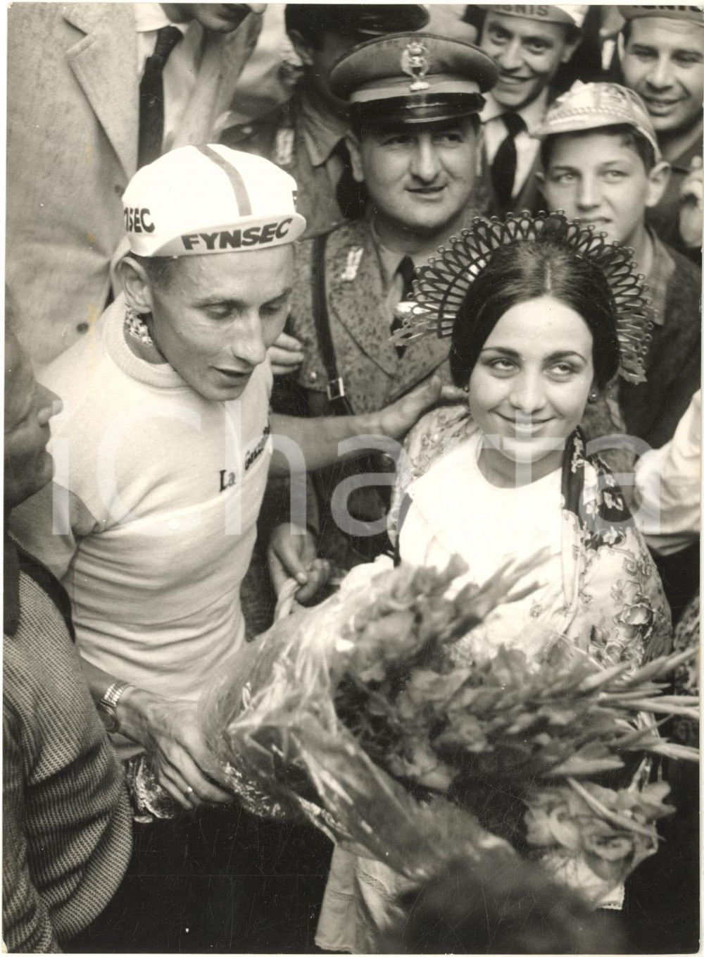 1960 GIRO D'ITALIA TREVISO Jacques ANQUETIL in maglia rosa con Miss Tappa - Foto